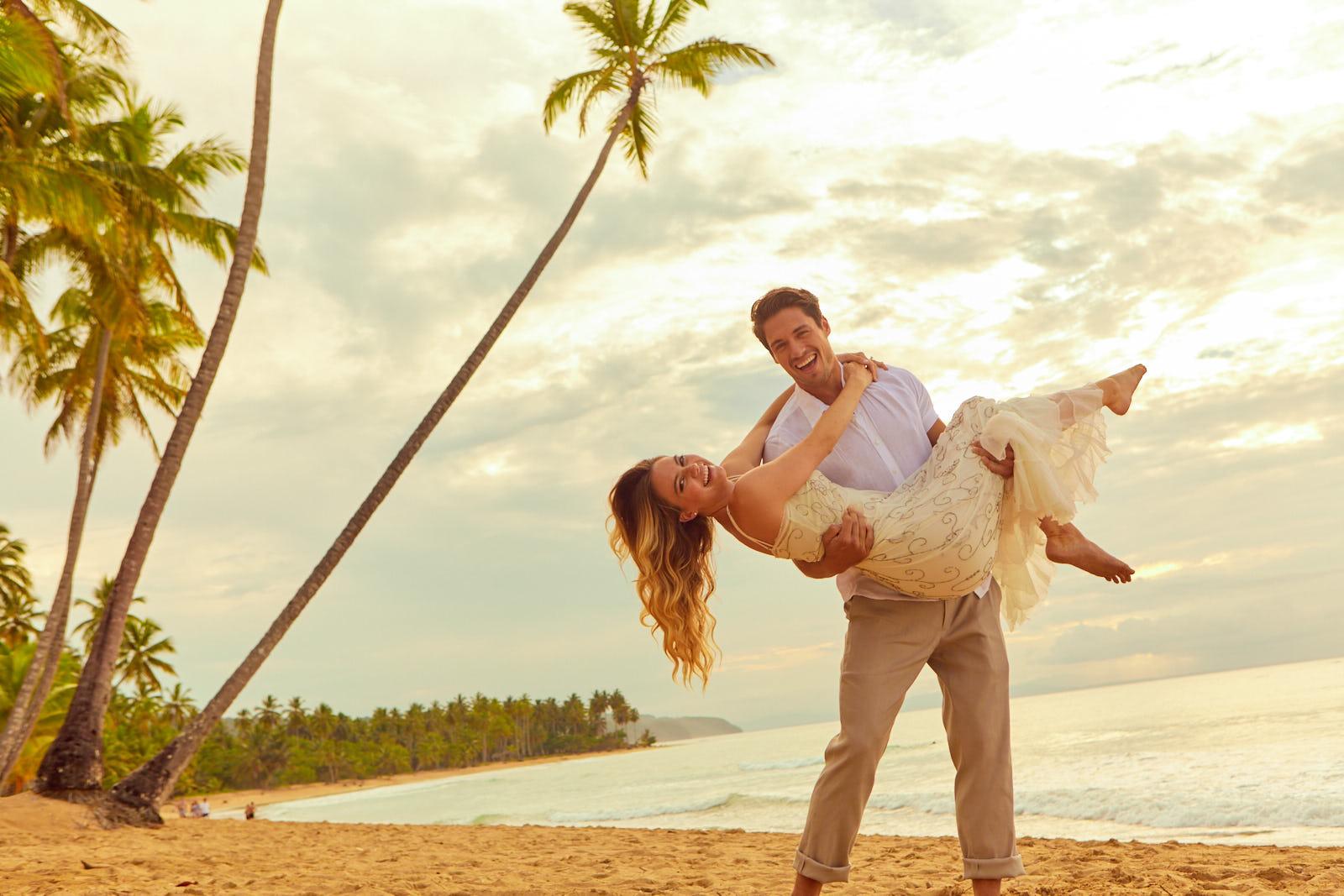 Viva V Samana By Wyndham, A Trademark Adults All Inclusive Las Terrenas Exterior foto A newlywed couple on the beach at Hard Rock Hotel & Casino Punta Cana