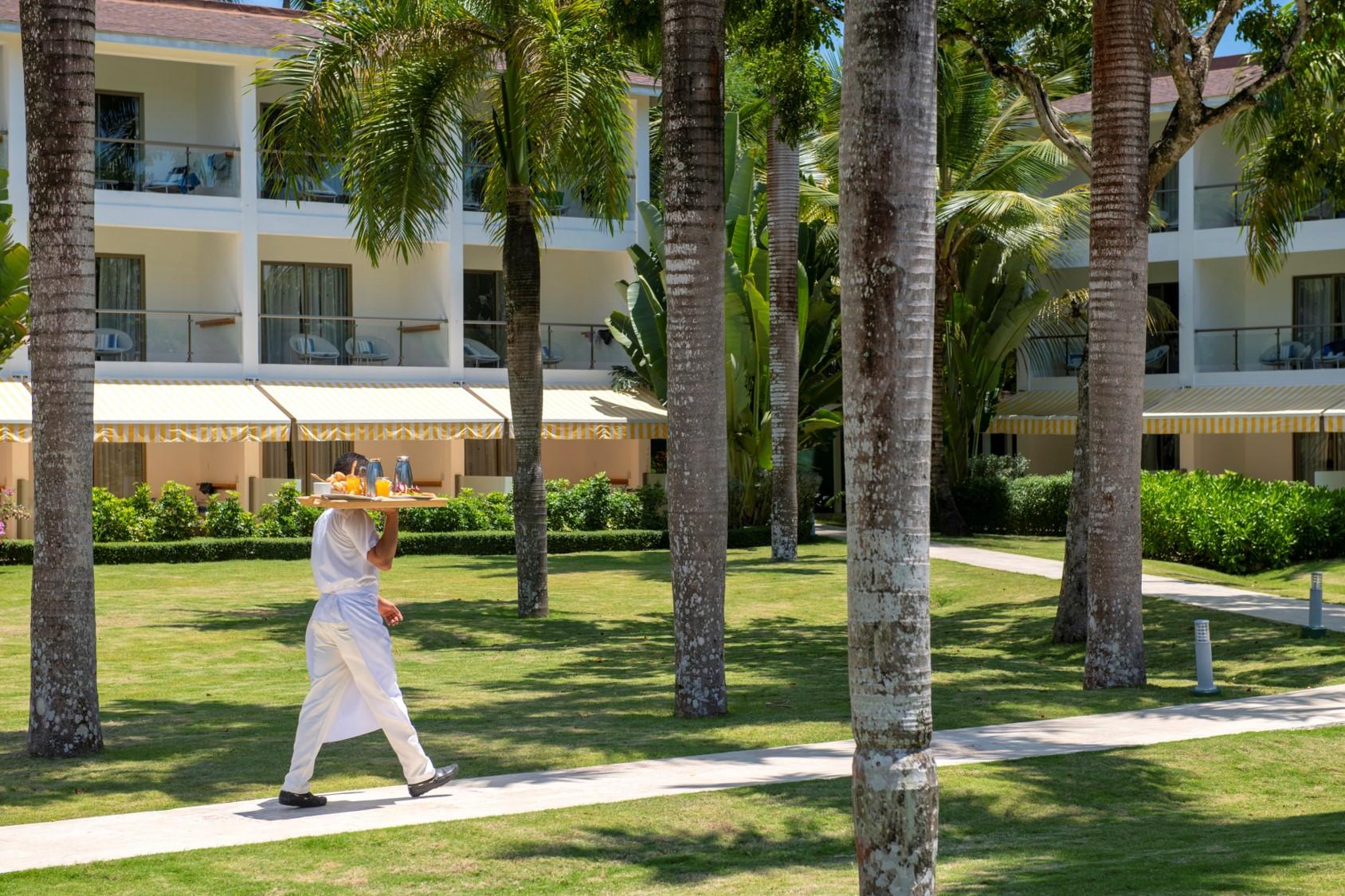 Viva V Samana By Wyndham, A Trademark Adults All Inclusive Las Terrenas Exterior foto A butler at the Four Seasons Resort Punta Cana