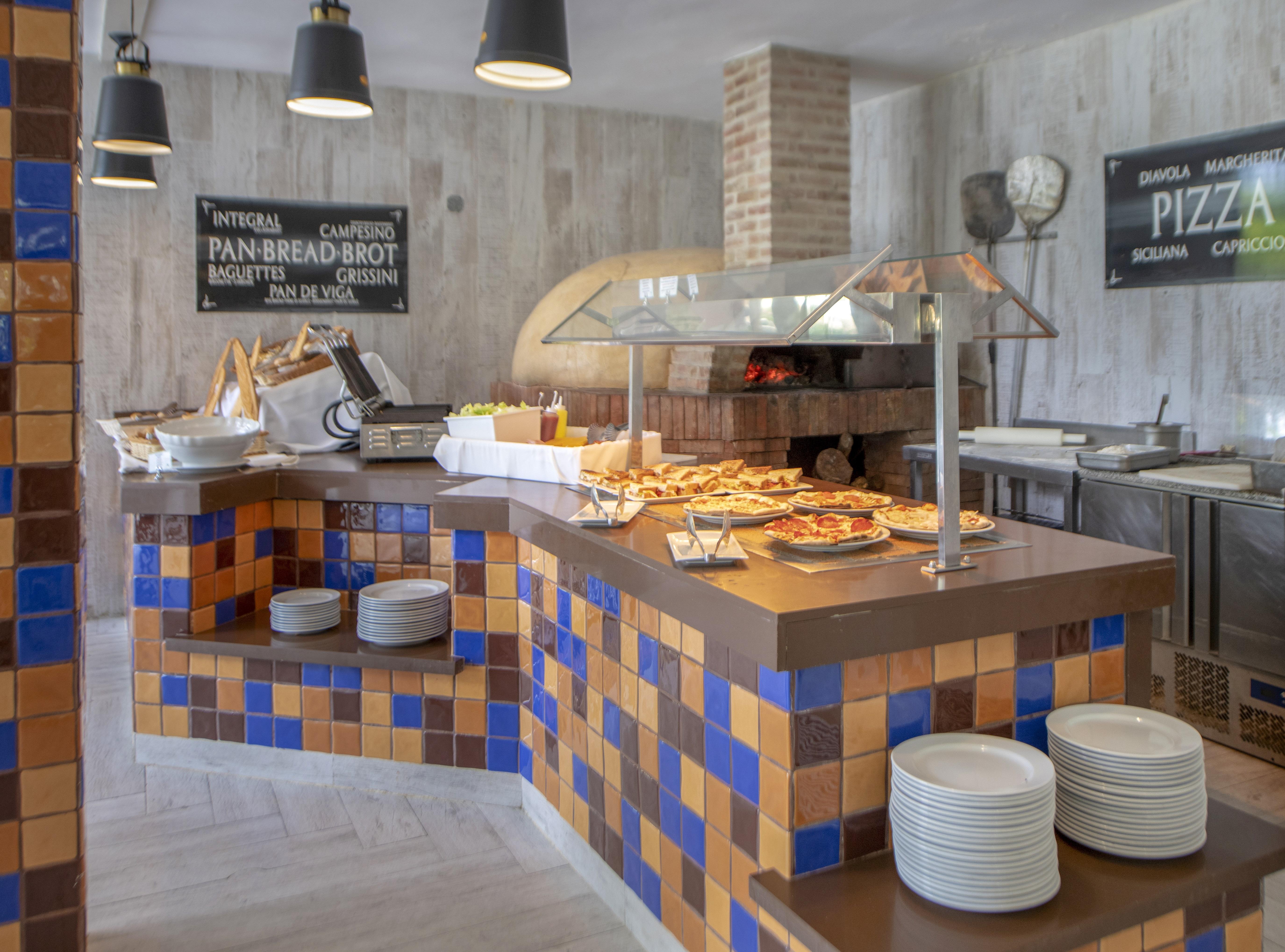 Viva V Samana By Wyndham, A Trademark Adults All Inclusive Las Terrenas Exterior foto Pizza station at a buffet