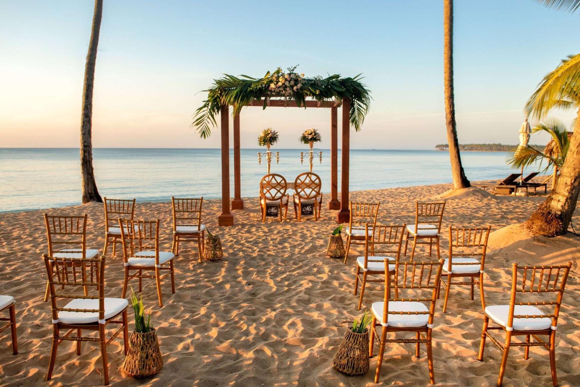 Viva V Samana By Wyndham, A Trademark Adults All Inclusive Las Terrenas Exterior foto A beach wedding