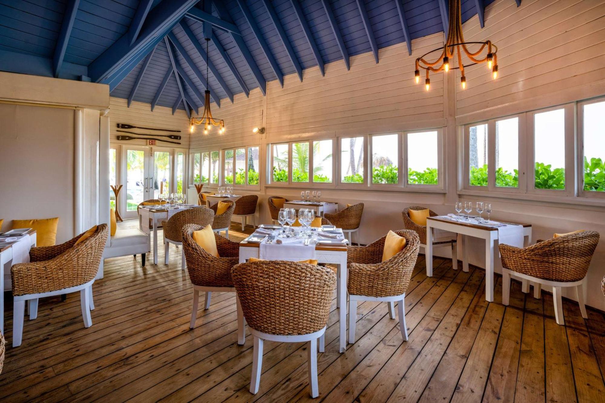 Viva V Samana By Wyndham, A Trademark Adults All Inclusive Las Terrenas Exterior foto The restaurant at the hotel