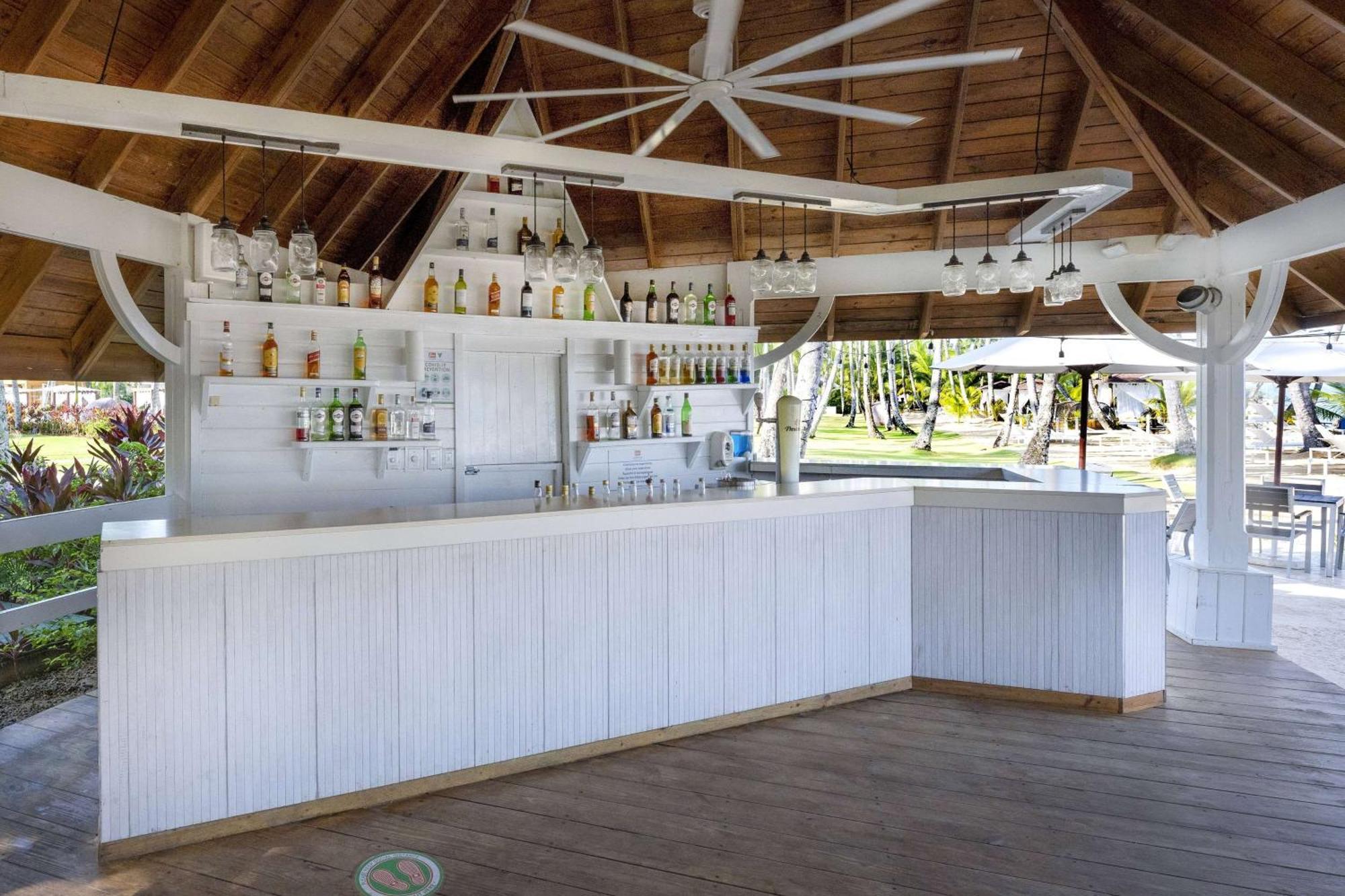 Viva V Samana By Wyndham, A Trademark Adults All Inclusive Las Terrenas Exterior foto The bar at the beach club